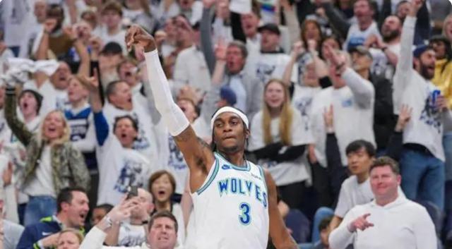 开云体育登录入口-群狼狂奔！防守至上+团队篮球 森林狼已成联盟强队