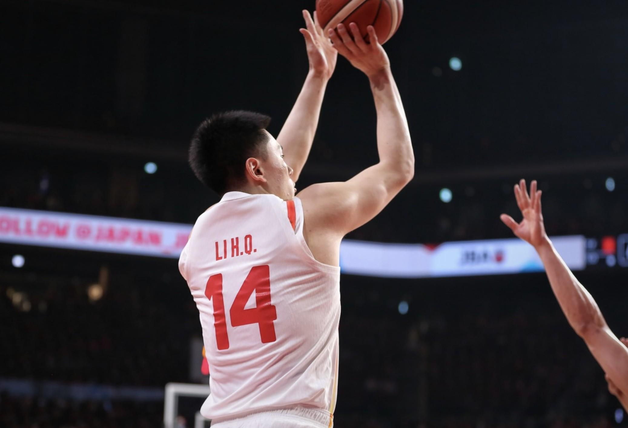 开云体育登录入口-奶爸超绝表现，李弘权投篮6中3得9分10板，正负值全队最高+21