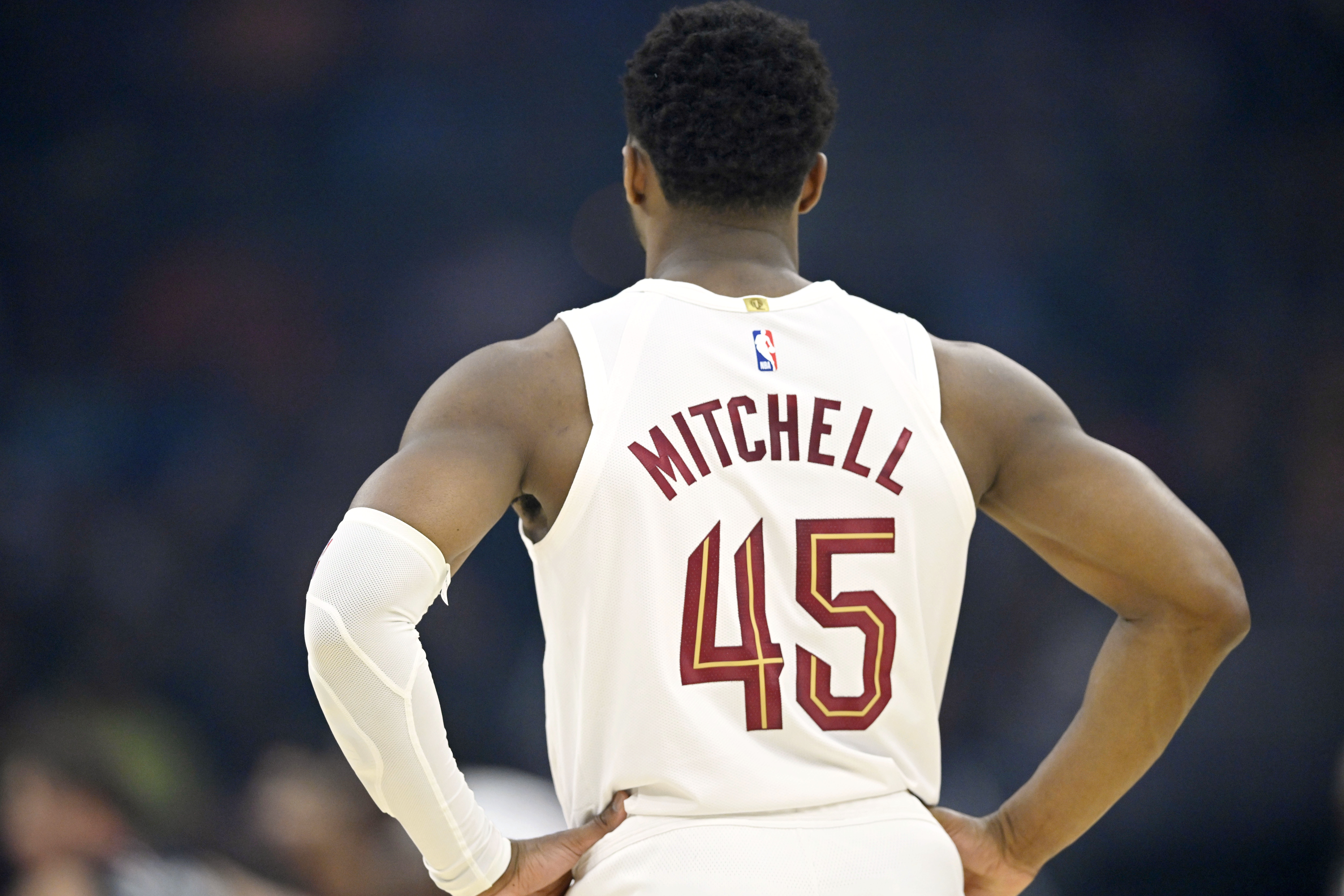 开云体育登录入口-赶紧支棱起来！米切尔半场低迷6中1仅得2分 正负值-14全场最低