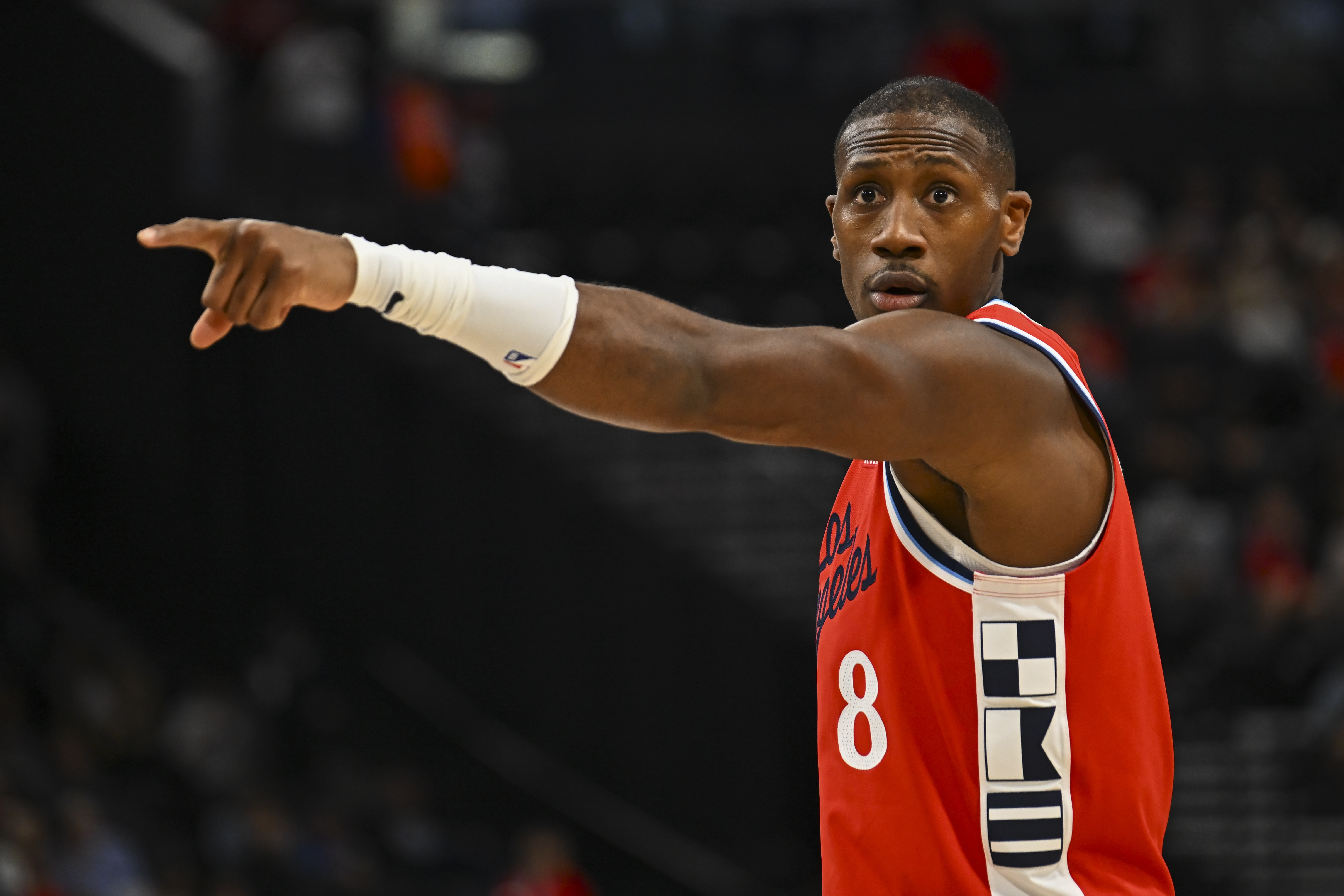 开云体育登录入口-伦纳德：邓恩只要上场就去对位对方最强的球员 让他们打得难受