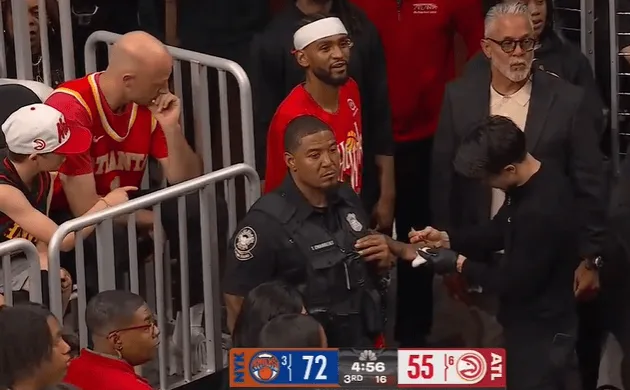 开云体育登录入口-亚历山大-沃克被克拉克森撞到面部，随后下场在场边进行处理